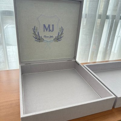 Caixa e bandeja linho lilas monograma