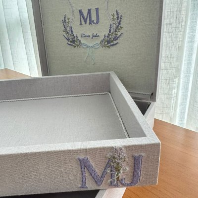 Caixa e bandeja linho lilas monograma