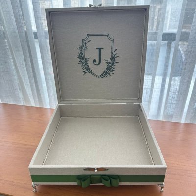 Caixa 30x30 monograma verde