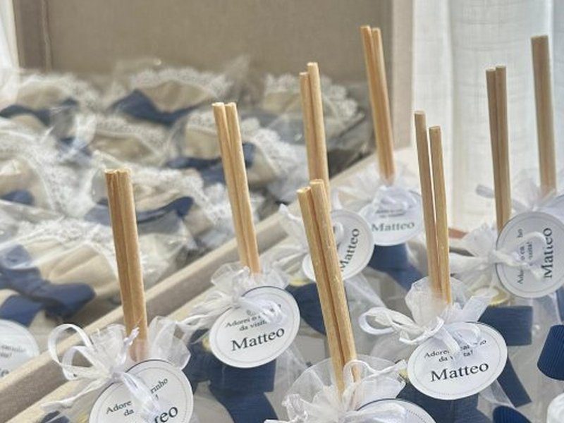 Varetas de bambu saindo dos frascos embalados em organza branca
