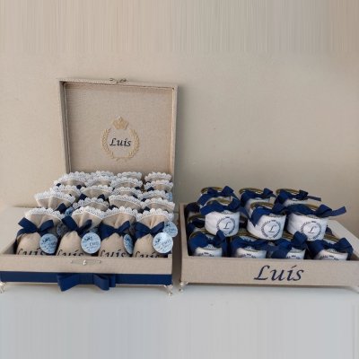 Kit lembranas de nascimento sach bordado e latinhas