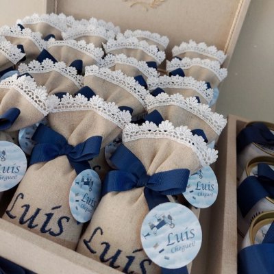 Kit lembranas de nascimento sach bordado e latinhas