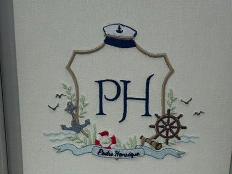 Monograma PH azul escuro dentro de escudo encimado por quepe de marinheiro com �ncora, ladeado por �ncora, boia e tim�o, sobre faixa com Pedro Henrique