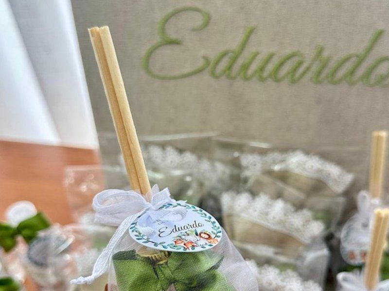 Aromatizador dentro de organza branca com as varetas de bambu saindo por cima, la�o de cetim verde e tag redonda
