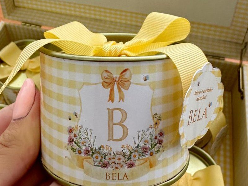 Lata com r�tulo vichy amarelo e bras�o impresso, la�o de gorgur�o amarelo e tag recortada com BELA