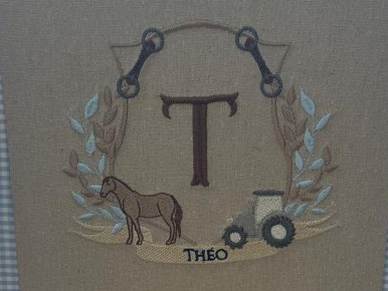 Letra T marrom sob um brid�o de cavalo, entre ramos de folhas azuis, com cavalo marrom � esquerda, trator cinza � direita e THEO na base