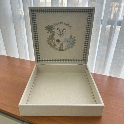 Caixa 30x30 monograma safari