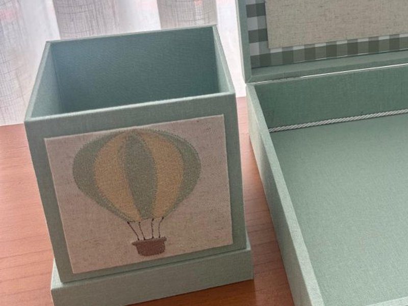 Cachep� verde menta com um bal�o de ar quente bordado em linho na face frontal
