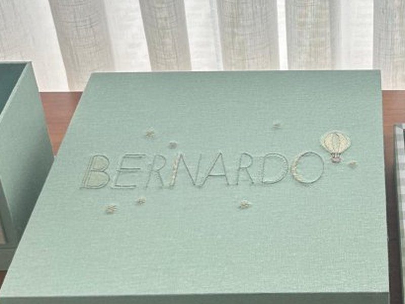 BERNARDO bordado em letras vazadas com um bal�o de ar quente e estrelinhas na tampa fechada