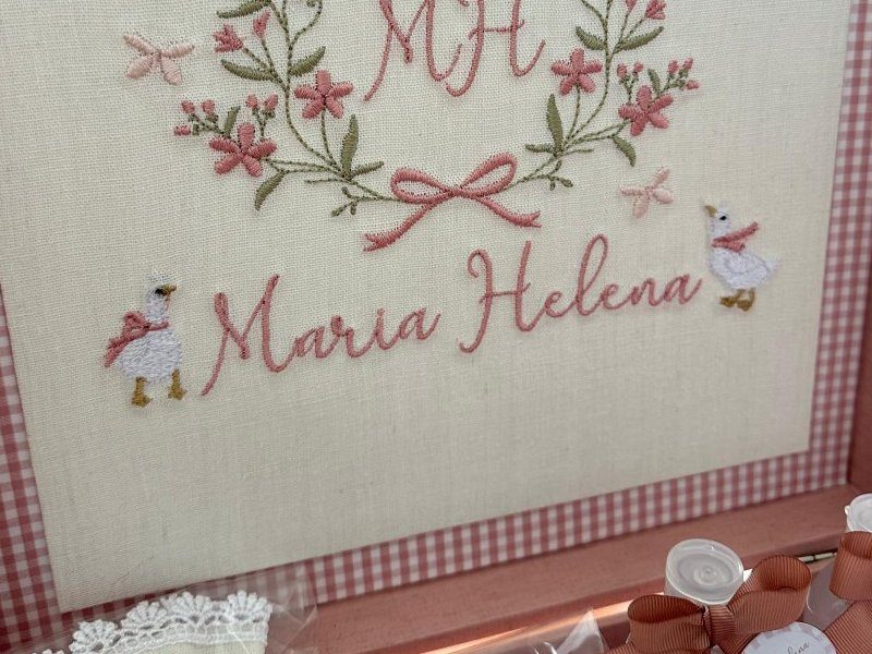 Dois gansos brancos ladeando Maria Helena bordado por inteiro em cursiva rosa