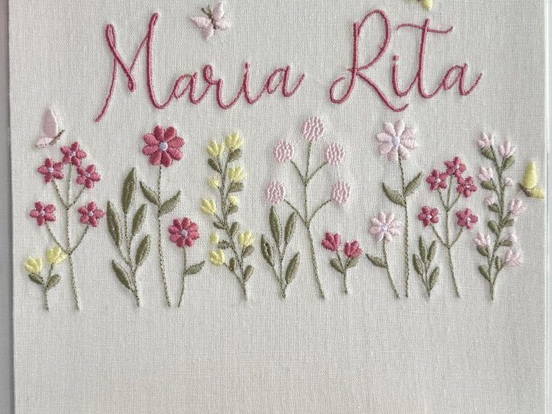Faixa de flores do campo com tipos diferentes de flor - margaridas, bot�es e cachos - em rosa, lil�s e amarelo