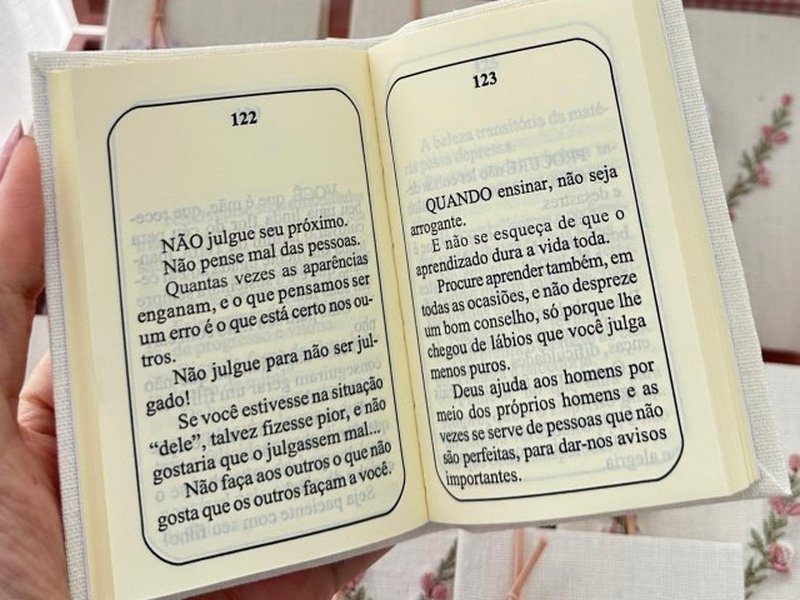 Livrinho aberto nas p�ginas 122 e 123, com o texto impresso do Minuto de Sabedoria