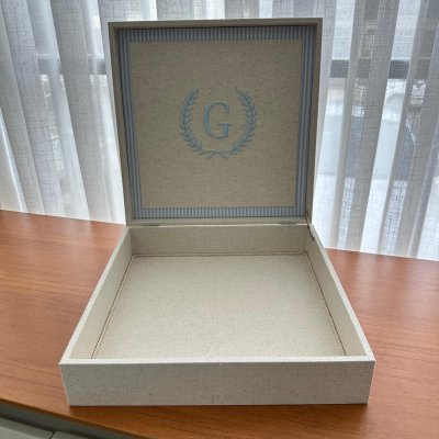 Caixa 30x30 monograma inicial