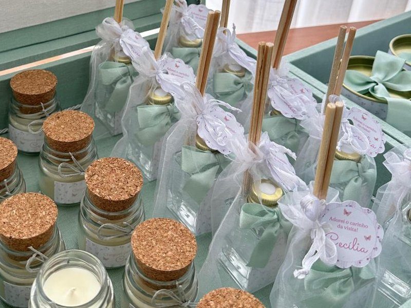 Os aromatizadores embrulhados em organza branca com varetas de bambu para fora e tag redonda