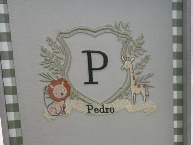 Bras�o bordado com inicial P preta, le�o a esquerda, girafa a direita, folhagem ao redor e faixa com Pedro