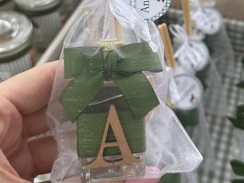 Difusor em organza branca com la�o verde escuro e a inicial A em madeira aplicada na frente