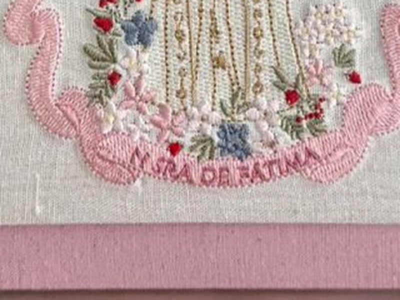 Faixa rosa na base com N. SRA DE F�TIMA bordado em letra bast�o