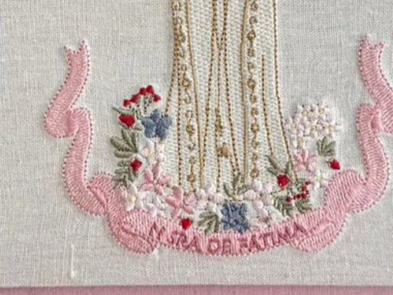 Arranjo de flores brancas, azuis e vermelhas com folhas verdes na base da imagem