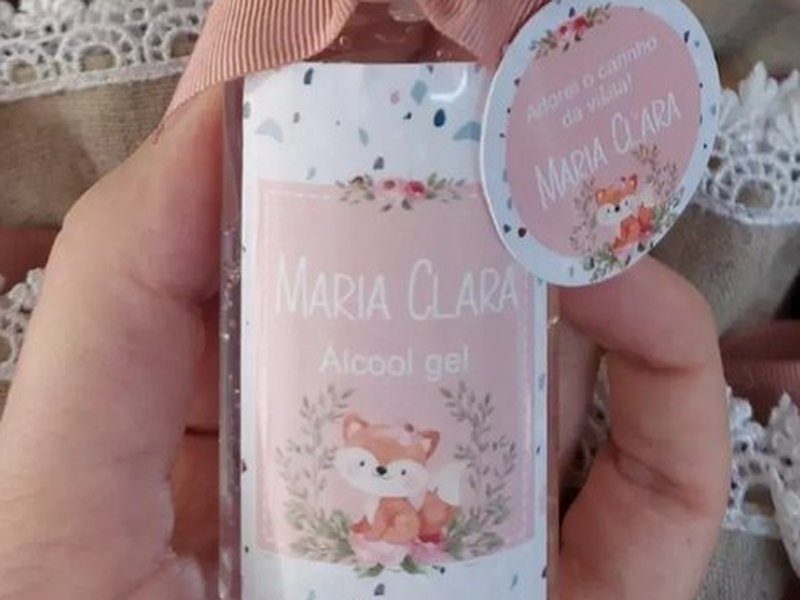 R�tulo com o nome MARIA CLARA, a palavra �lcool gel e uma raposinha ilustrada entre folhagens