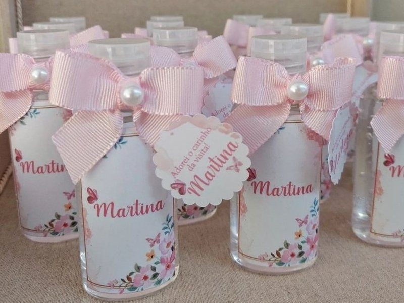 Frascos cil�ndricos com r�tulo de borboletas e flores e o nome Martina