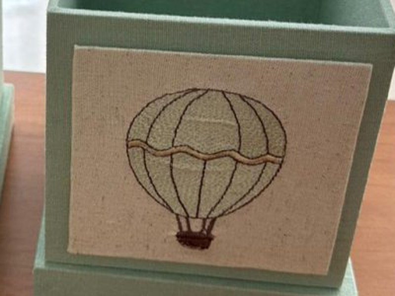 Placa de linho do segundo cachep� com um bal�o de ar quente bordado em contorno, sem o urso