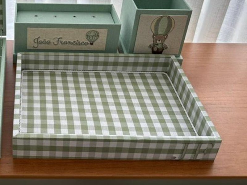 A bandeja 25x35 em xadrez vichy verde e o cachep� quadrado, completando o conjunto de quatro pe�as