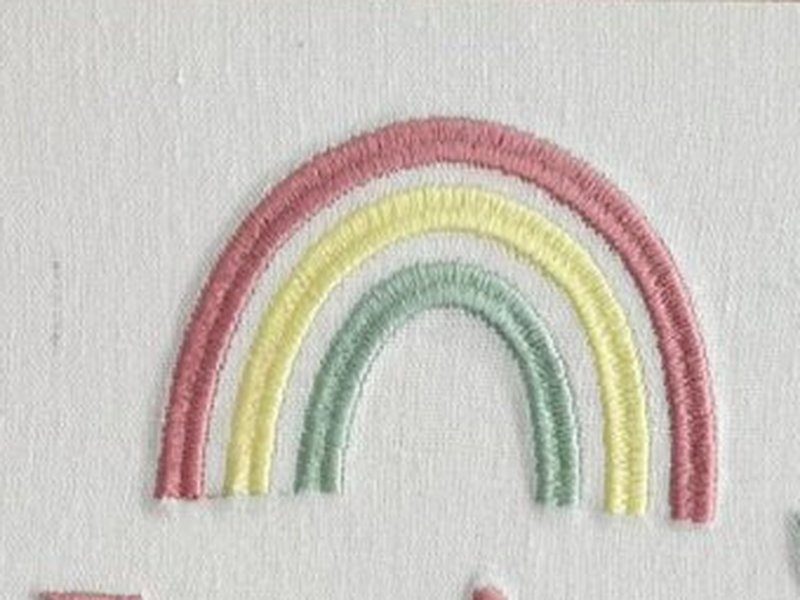 Arco-�ris bordado em ponto cheio em tr�s faixas - rosa, amarelo e verde