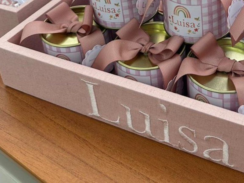 'Lu�sa' bordado em branco, por inteiro, na lateral frontal da bandeja rosa
