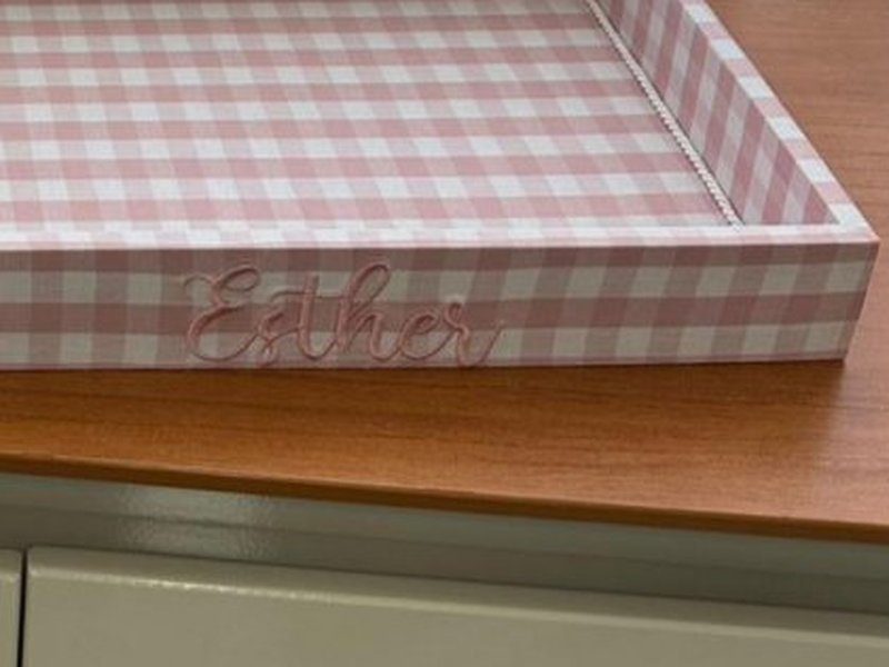 'Esther' bordado em cursiva rosa na lateral frontal da bandeja de xadrez vichy rosa