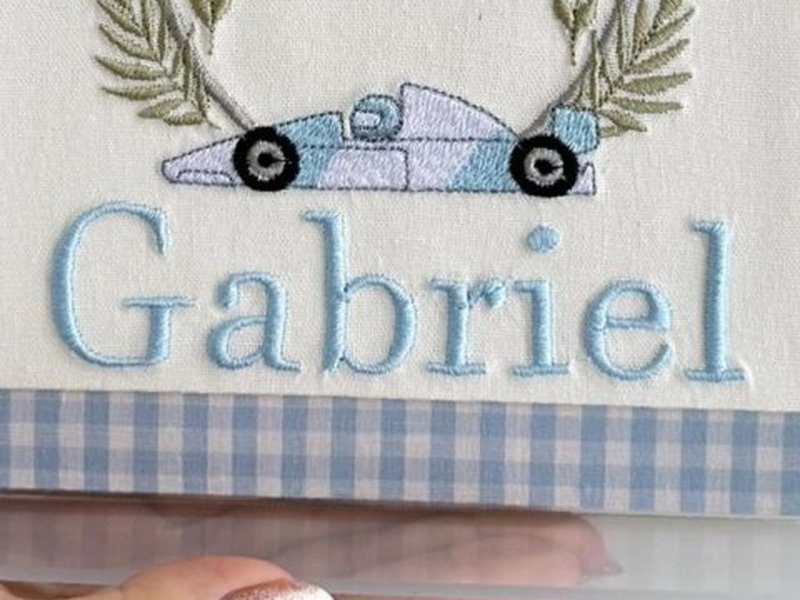 O nome Gabriel bordado por inteiro em letra serifada azul-clara