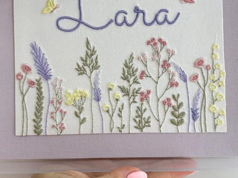 Faixa larga de flores do campo em lil�s, rosa, amarelo e verde, com espigas de lavanda entre as hastes