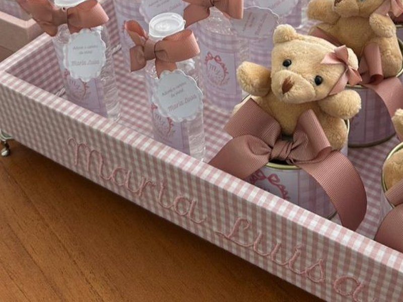 'Maria Lu�sa' bordado em rosa na lateral frontal da bandeja de xadrez vichy