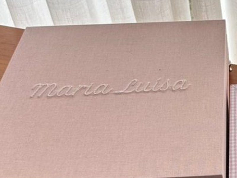 'Maria Lu�sa' bordado em cursiva tom sobre tom na tampa externa de linho rosa