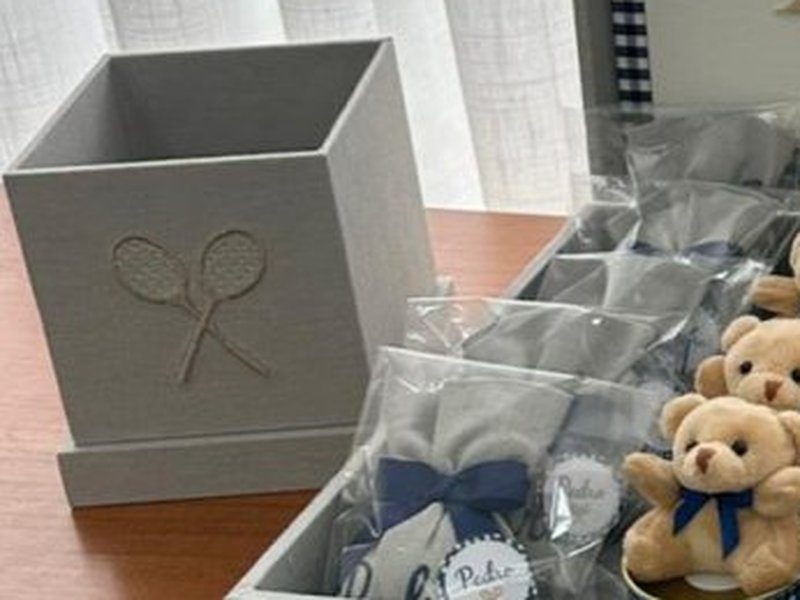 Cachep� cinza com um par de raquetes de t�nis cruzadas bordadas tom sobre tom na frente