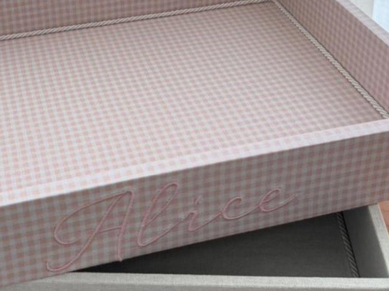 'Alice' bordado em cursiva rosa na lateral frontal da bandeja de xadrez vichy