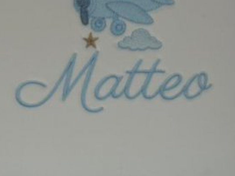 O nome Matteo inteiro em cursiva azul sob o avi�o