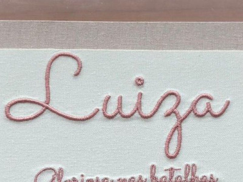 O nome Luiza bordado por inteiro em cursiva rosa, em cord�o de relevo alto