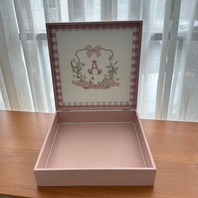 Caixa 30x30 monograma passarinho