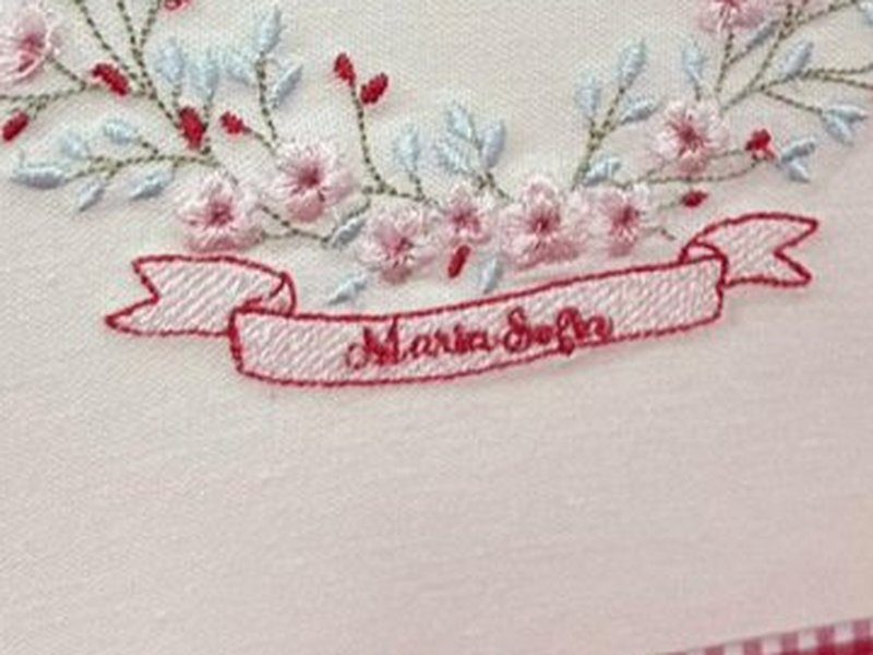 Faixa rosa com Maria Sofia bordado em vermelho em letra mi�da