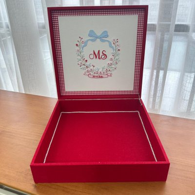 Caixa 30x30 e bandeja moranguinho