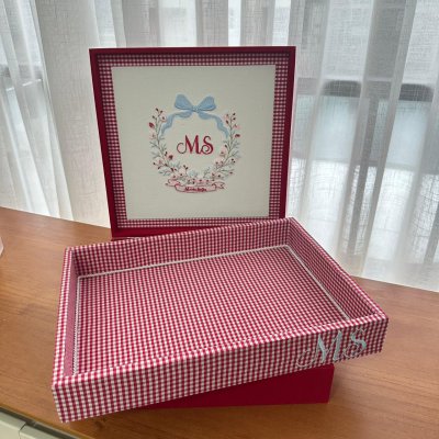 Caixa 30x30 e bandeja moranguinho