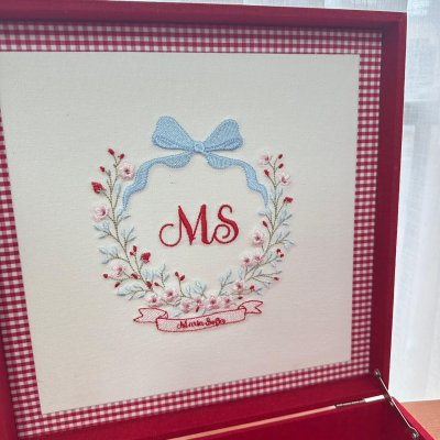 Caixa 30x30 e bandeja moranguinho