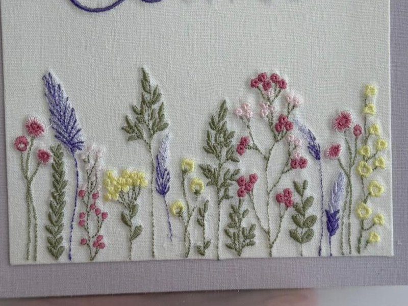 Faixa alta de flores do campo em lil�s, rosa, amarelo e verde, com espigas de lavanda entre as hastes