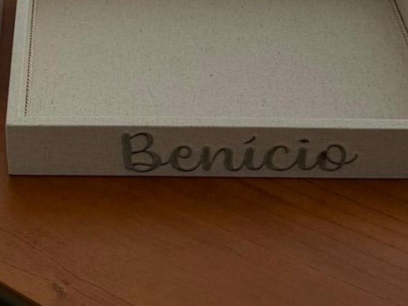 Ben�cio bordado em cursiva verde na lateral externa da bandeja de linho cru