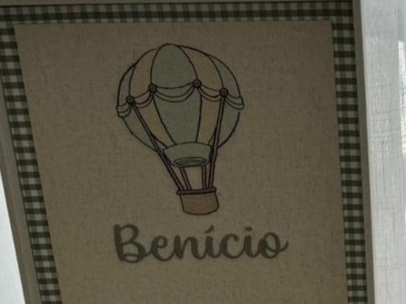 Bal�o de ar quente bordado em contorno fino sobre linho, com o nome Ben�cio inteiro em cursiva abaixo