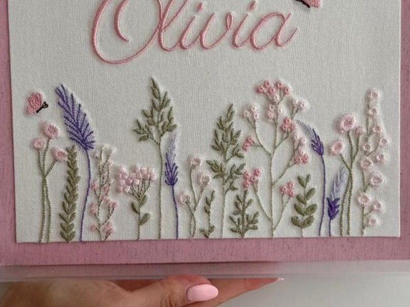 Faixa de flores do campo em rosa-claro e branco com espigas lil�s e folhas verdes