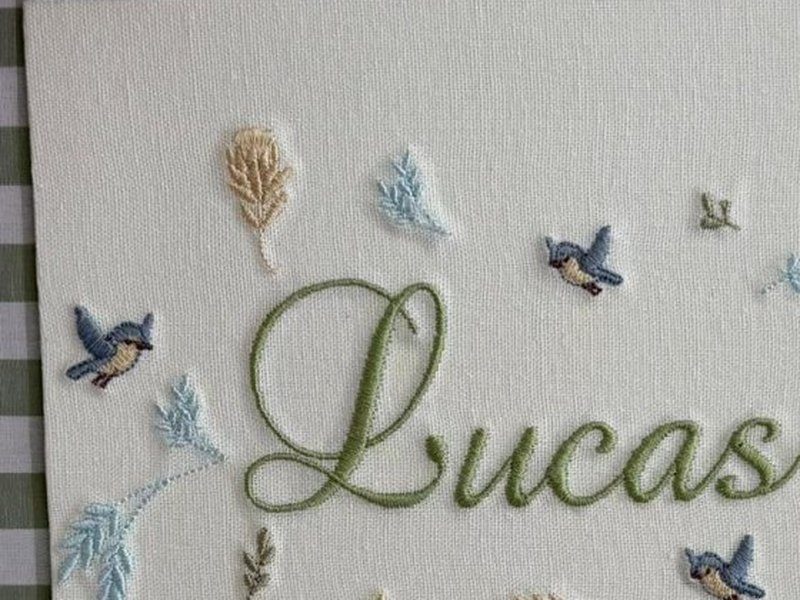 Passarinhos azuis em voo, um pousado � esquerda e outro em cima, entre folhas soltas em bege e azul-claro