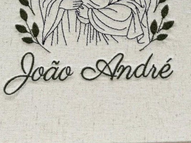 O nome Jo�o Andr� bordado por inteiro em cursiva escura, com o til e o acento