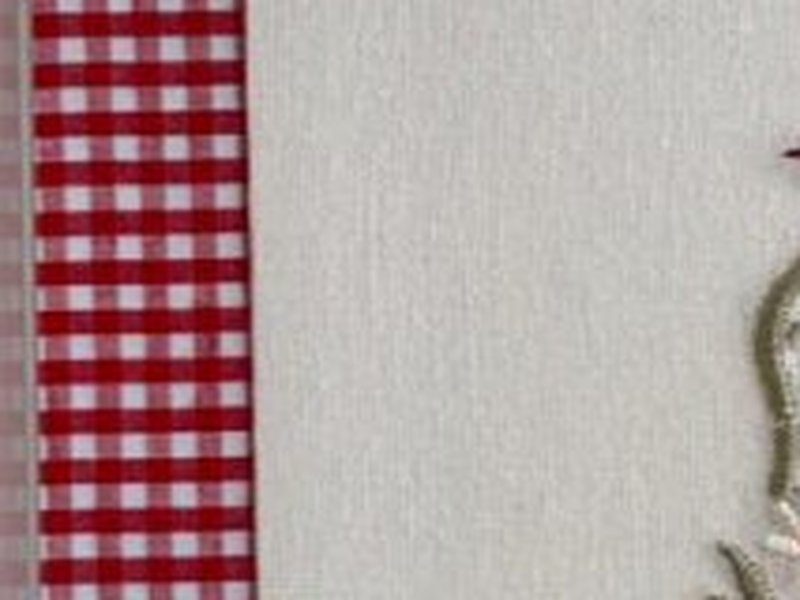 Cogumelo vermelho de bolinhas brancas bordado � esquerda, com folhinhas verdes na base