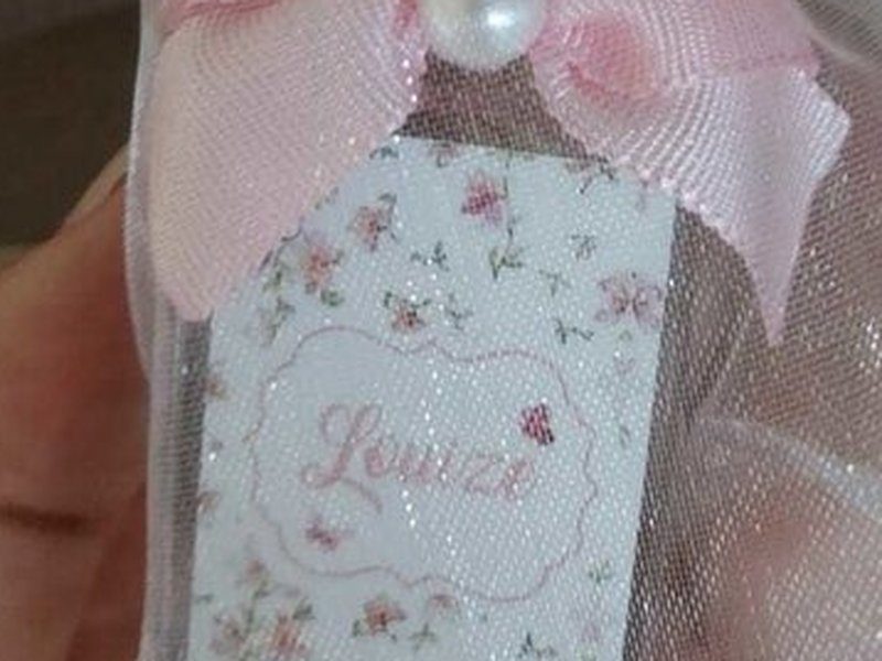 R�tulo de estampa floral mi�da rosa sobre branco com o nome Louize em moldura ondulada